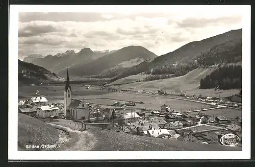 AK Sillian in Osttirol, auf dem Weg hinab in den Ort, an der Kirche mit Gebirgsblick