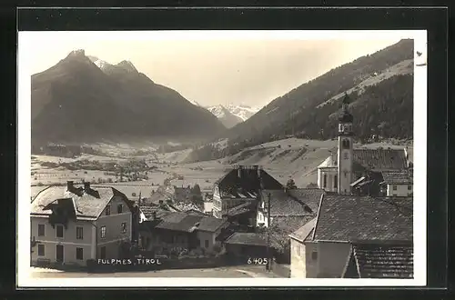 AK Fulpmes in Tirol, an den Wohnhäusern mit der Kirche, Gebirgsblick