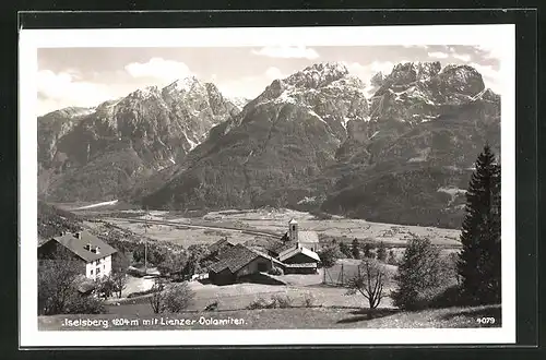 AK Iselsberg, die kleine Siedlung mit der Kapelle und Blick auf die Lienzer Dolomiten