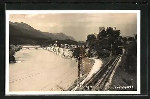 AK Rattenberg, an der Bahnstrecke mit Ortstotale und Brücke über den Inn