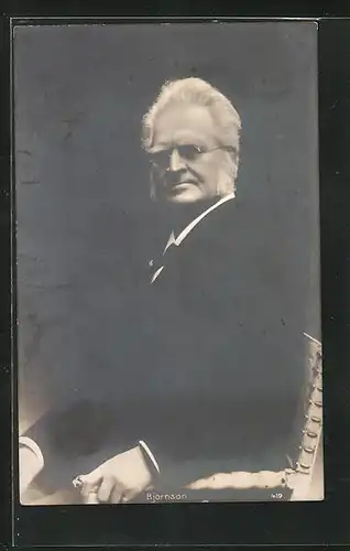 AK Björnstjerne Björnson, Portrait des gealterten Dichters sitzend