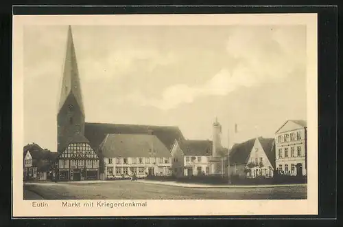 AK Eutin, Markt mit Kriegerdenkmal, Blick zur Kirche