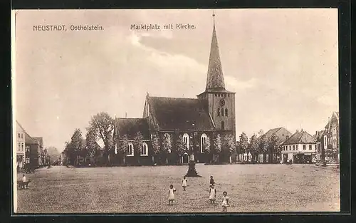 AK Neustadt in Holstein, Kinder vor der Kirche auf dem Marktplatz