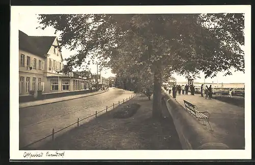 AK Niendorf a. d. Ostsee, Passanten auf der Promenade an der Ostsee