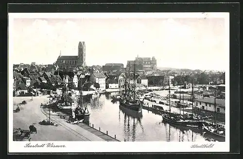 AK Wismar, Stadtbild vom Quai aus gesehen, Schiffe im Hafen