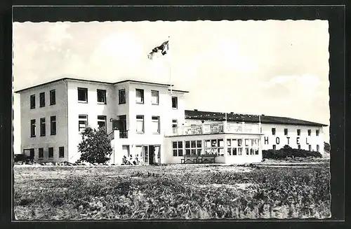 AK Heiligenhafen, das Ferienheim Jugendsozialwerk Hannover am Ostseeufer, Gäste davor
