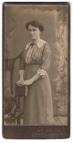 Fotografie Wwe Opitz, Nowawes, Lindenstr. 87, Portrait charmant blickende junge Frau im bestickten Kleid