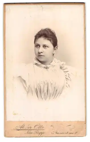 Fotografie Otto Müller, Neuruppin, Wichmannstr. 8, Portrait dunkelhaariges Fräulein mit Brosche am gerüschten Kragen