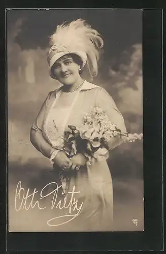 AK Opernsängerin Otti Vietz mit Blumenstrauss