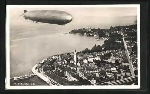 AK Friedrichshafen a.B., Zeppelin im Fluge über die Stadt