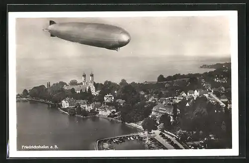 AK Friedrichshafen a.B., Zeppelin in den Lüften über der Stadt