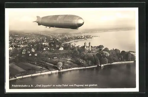 AK Friedrichshafen a.B., Graf Zeppelin in voller Fahrt vom Flugzeug aus gesehen