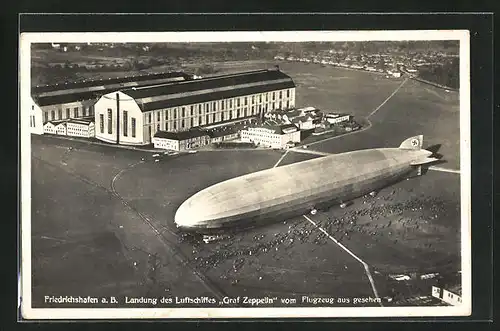 AK Friedrichshafen a.B., Landung des Luftschiffes Graf Zeppelin vom Flugzeug gesehen