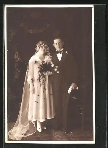 AK Junges Brautpaar in eleganter Hochzeitsmode