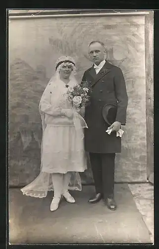 AK Elegant gekleidetes Brautpaar mit Schleier, Blumen und Zylinder