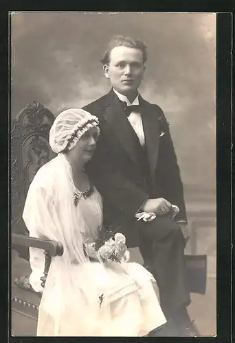 AK Portrait eines jungen Brautpaares in eleganter Hochzeitsmode