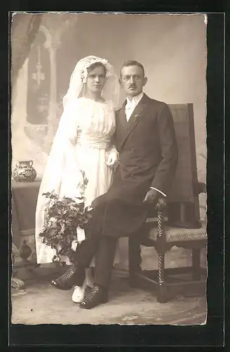 AK Elegant gekleidetes Brautpaar mit Schleier und Blumenstrauss in Hochzeitsmode