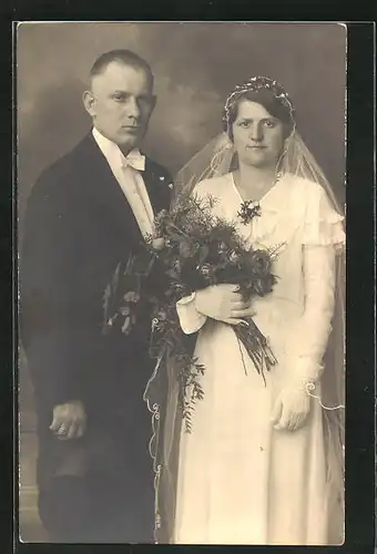 AK Brautpaar mit Blumenstrauss im Hochzeitsmode