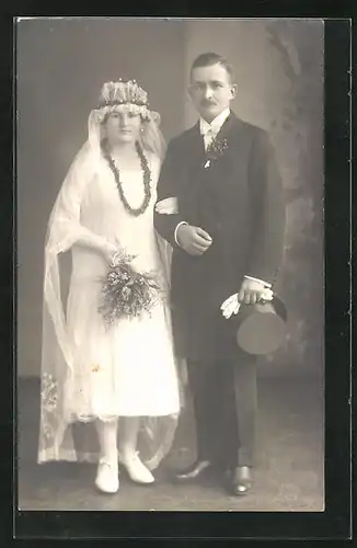 AK Elegant gekleidetes Brautpaar in Hochzeitsmode mit Schleier und Zylinder