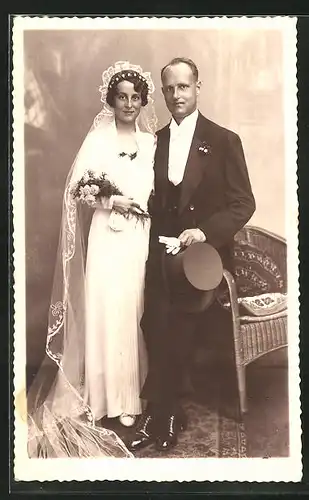 AK Brautpaar in Hoczeitsmode mit Schleier und Zylinder