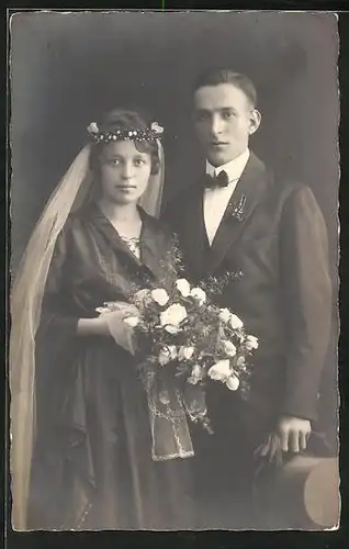 AK Portrait eines jungen Brautpaares in eleganter Hochzeitsmode