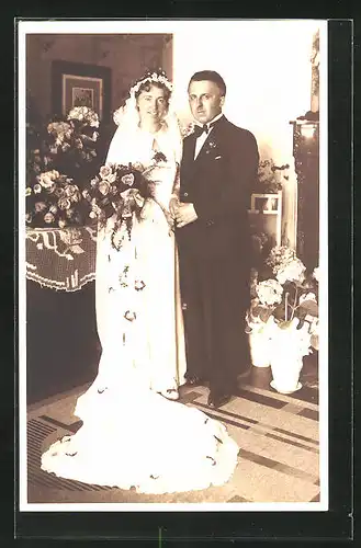 AK Elegant gekleidetes Brautpaar in Hochzeitsmode