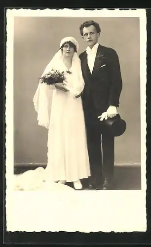 AK Brautpaar in eleganter Hochzeitsmode mit Schleier und Zylinder