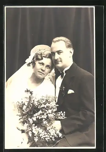 AK Verliebtes Brautpaar in eleganter Hochzeitsmode