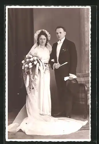 AK Junges Brautpaar in eleganter Hochzeitsmode mit Schleier und Zylinder