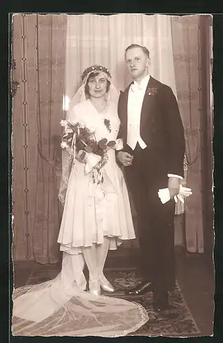 AK Elegant gekleidetes Paar in Hochzeitsmode mit Blumenstrauss