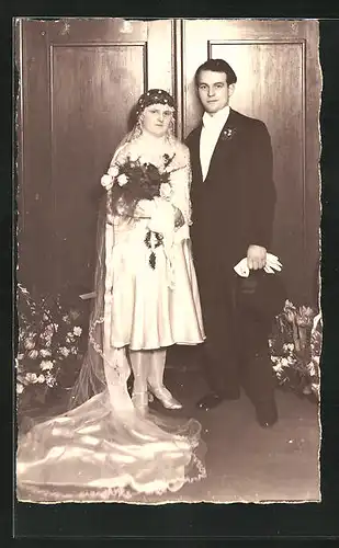 AK Junges Brautpaar in eleganter Hochzeitsmode