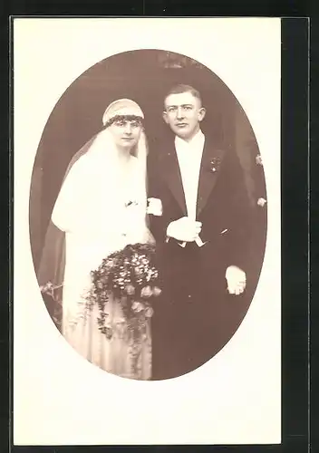 AK Verliebtes Brautpaar in eleganter Hochzeitsmode