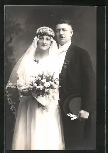 AK Verliebtes Brautpaar in eleganter Hochzeitsmode mit Zylinder und Schleier