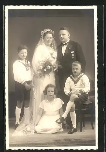 AK Brautpaar mit Kindern im Familienportrait
