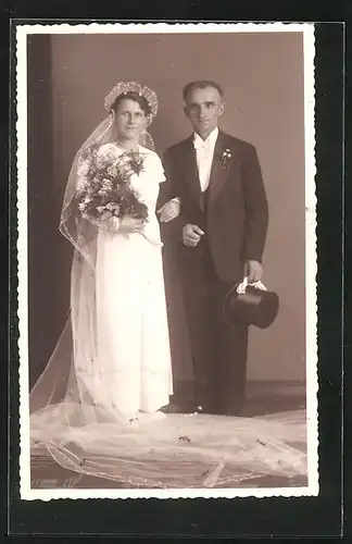 AK Elegant gekleidetes Brautpaar mit Schleier und Zylinder in Hochzeitsmode