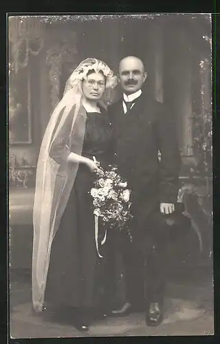 AK Brautpaar mit Schleier und Zylinder in Hochzeitsmode