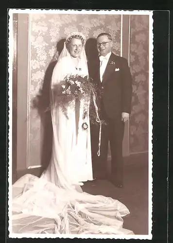 AK Portrait eines Brautpaares in Hochzeitsmode mit Schleier und Blumenstrauss