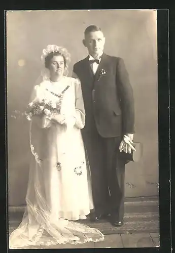 AK Elegant gekleidetes Brautpaar in Hochzeitsmode