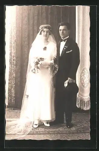 AK Verliebtes Brautpaar in Hochzeitsmode mit Schleier und Zylinder