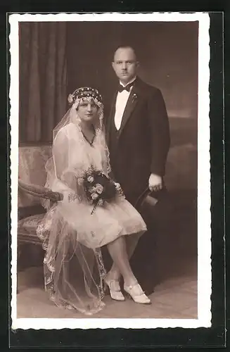 AK Portrait eines jungen Brautpaares in eleganter Hochzeitsmode