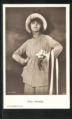 AK Schauspielerin Ria Jende mit Hut und Blumen