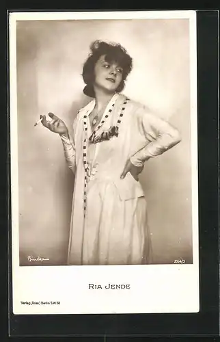 AK Schauspielerin Ria Jende mit Zigarette in der Hand