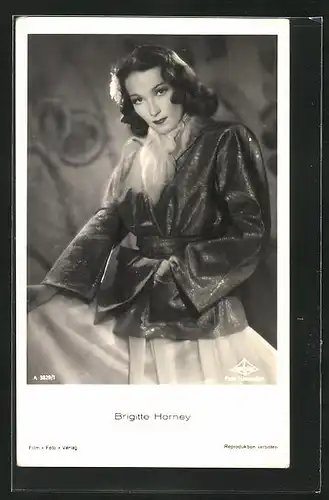 AK Schauspielerin Brigitte Horney in glänzender Jacke