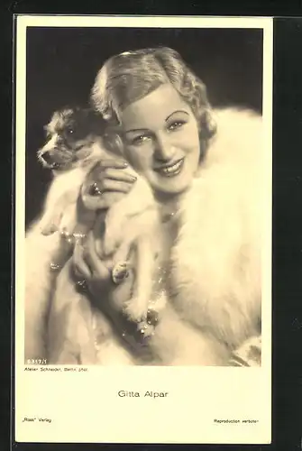 AK Schauspielerin Gitta Alpar kuschelt mit einem Hund