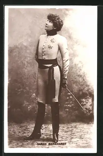 AK Schauspielerin Sarah Bernhardt in eleganter Filmuniform