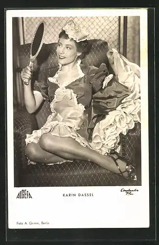 AK Schauspielerin Karin Dassel blickt in einen Handspiegel