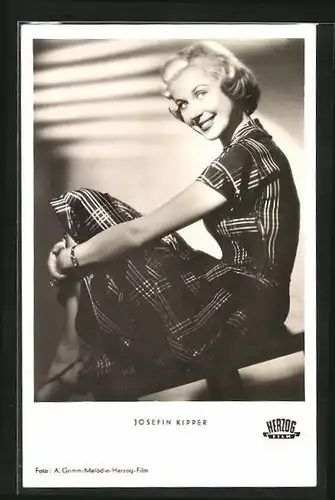 AK Schauspielerin Josefin Kipper mit bezauberndem Lächeln