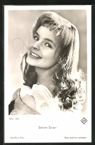AK Schauspielerin Sabine Sinjen mit bezauberndem Lächeln