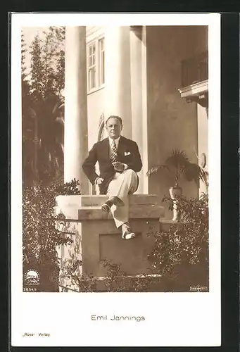 AK Schauspieler Emil Jannings elegant auf einer Mauer sitzend