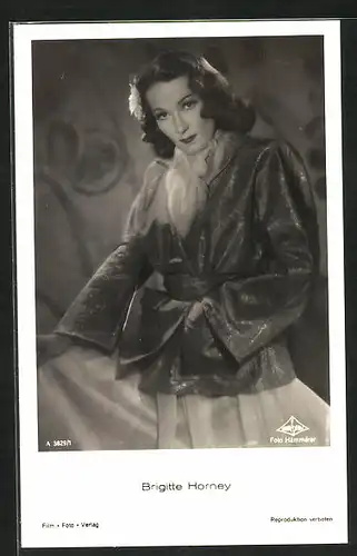 AK Schauspielerin Brigitte Horney in glänzender Jacke